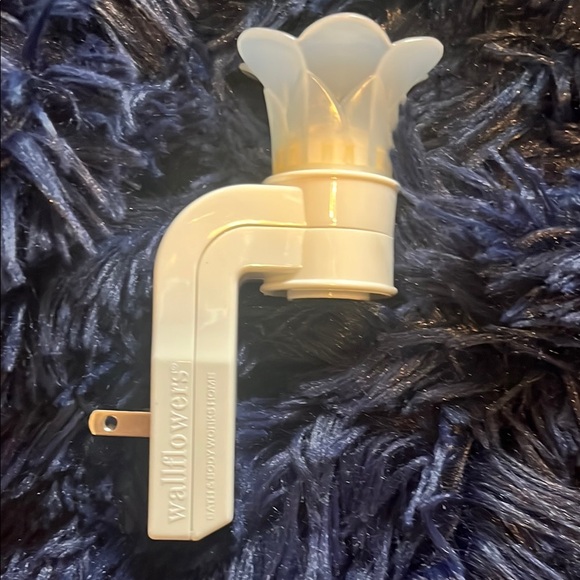 White Wallflowers Plug-In Diffuser - Picture 1 of 2